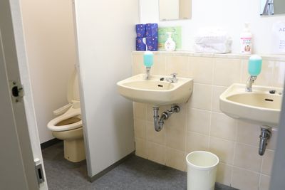 【階段上に女性トイレがございます】 - TIME SHARING 六本木 第6DMJビル 4Aの設備の写真