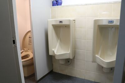 【階段下に男性トイレがございます】 - TIME SHARING 六本木 第6DMJビル 4Aの設備の写真