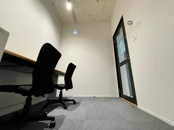 【真っ白な壁×剥き出しの天井×レールライトがおしゃれな空間】 - TIME SHARING 六本木 第6DMJビル 4Aの室内の写真