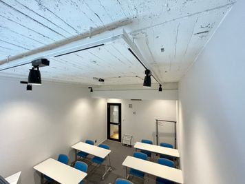 【真っ白な壁×剥き出しの天井×レールライトがおしゃれな空間】 - TIME SHARING 六本木 第6DMJビル 4Cの室内の写真