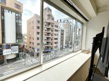 【窓の外には六本木駅前の街並みが広がります】 - TIME SHARING 六本木 第6DMJビル 4Cの室内の写真