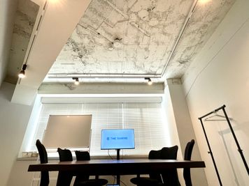 【真っ白な壁×剥き出しの天井×レールライトがおしゃれな空間】 - TIME SHARING 六本木 第6DMJビル 4Dの室内の写真