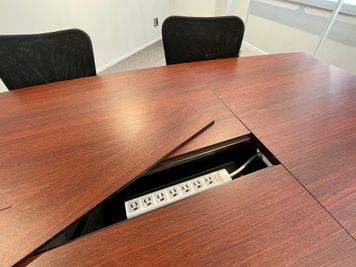 【テーブルの電源タップポケットには7口延長コードが入っています】 - TIME SHARING 六本木 第6DMJビル 4Dの室内の写真