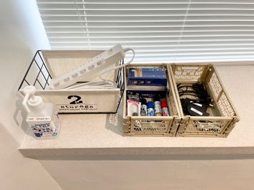 【窓際に延長コードや各種変換機、除菌スプレーを設置しています】 - TIME SHARING 六本木 第6DMJビル 4Dの設備の写真