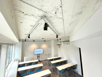【真っ白な壁×剥き出しの天井×レールライトがおしゃれな空間】 - TIME SHARING 六本木 第6DMJビル 4Eの室内の写真
