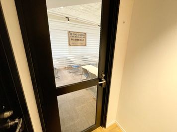 【共通扉から入って右側に4E会議室の入口ドアがあります】 - TIME SHARING 六本木 第6DMJビル 4Eの室内の写真
