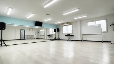 広さ53㎡(約34帖分)：ダンスや写真・動画撮影ができる多目的レンタルスタジオです。 - Uniiique Tenjin Studio