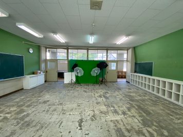 八ヶ岳コモンズ アートコモンズ（普通教室）の室内の写真