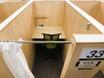 しっかりと囲われているブースで、集中できます。 - 自習室 KAKOI 巣鴨駅前店 指定席：33番（半個室ブース）の室内の写真