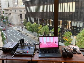 音響関係充実！スピーカーからギターの音を出すケーブルもあります。
窓からの見晴らしもいいです - アンロックカフェ/UnLock Your Space 交流会/音楽イベント/KITAHAMA BASE（北浜BASE）の設備の写真