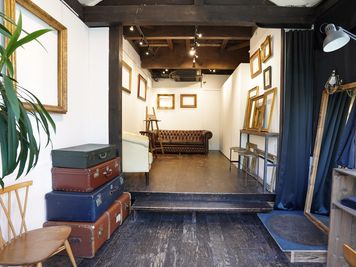 Cスタジオは通りに面しているため、撮影スタジオ以外にも展示会やギャラリーとしてもご利用いただけます - アンティーク撮影スタジオunikk【渋谷STUDIO】 Cスタジオの室内の写真