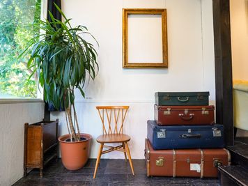 吹き抜けから差す光を浴びる日中はもちろん、日が落ちた頃にかもしだす雰囲気も心地よい空間です。 - アンティーク撮影スタジオunikk【渋谷STUDIO】 Cスタジオの室内の写真