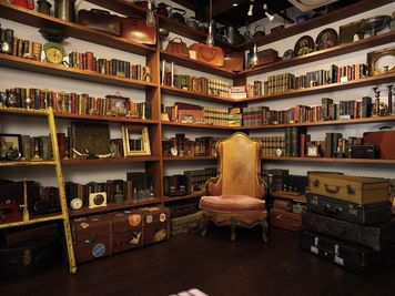 100年以上前の古洋書を1000冊以上陳列した書斎スペース。
壁2面が本棚になっている上品な空間は、TV番組などインタビュー・トークシーン撮影にオススメ。 - アンティーク撮影スタジオunikk【渋谷STUDIO】 Bスタジオの室内の写真