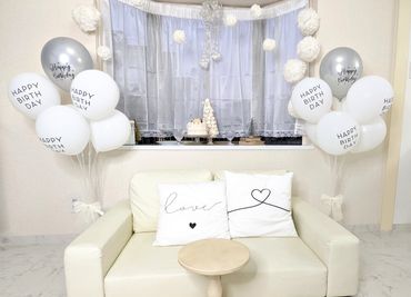 クレイケーキとマカロンタワーがお出迎え（╹◡╹）♡ - party coco 【NUMA部屋】本人不在の誕生日会の室内の写真