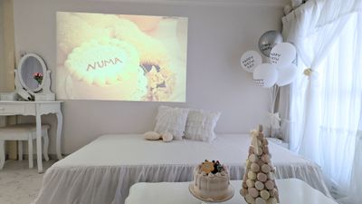 9000lmのプロジェクター
DVD一体型なので操作も簡単 - party coco 【NUMA部屋】本人不在の誕生日会の室内の写真