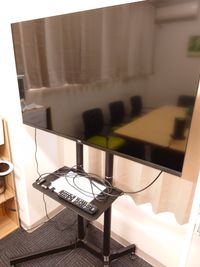 4Kモニターを完備！HDMIケーブルの他にDVI,VGA変換アダプタもございます♪ - レンタルスペースデルタ　Rentalspace Delta レンタルスペースデルタ岡山の設備の写真