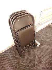 普通の椅子+座り心地のいいパイプ椅子4席をご用意しております！合計12席 - レンタルスペースデルタ　Rentalspace Delta レンタルスペースデルタ岡山の室内の写真