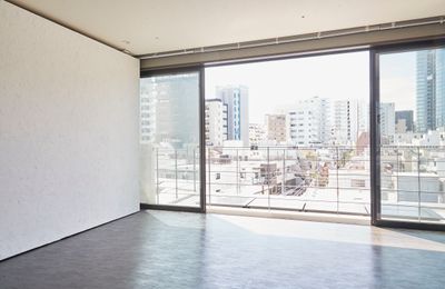 窓は柱のない状態で開放できます。都会ビューの眺め - studio PLOTの室内の写真