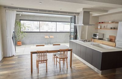 モダンなキッチンとテラス、抜け感ある屋上が魅力のハウススタジオ - studio PLOT