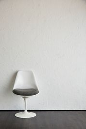 移動できる白塗り壁 - studio PLOTの室内の写真