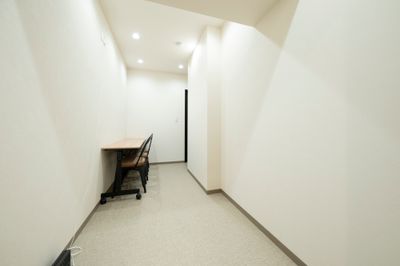 【会議室後方には小さな控室がございます】 - TIME SHARING 新宿御苑前 壱丁目参番館 8Aの室内の写真