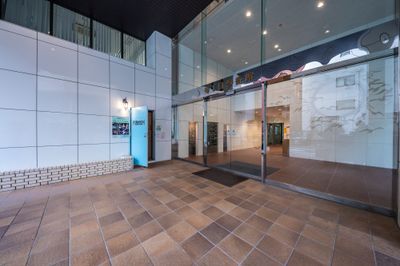 【建物正面入口_自動ドア】 - TIME SHARING 新宿御苑前 壱丁目参番館 8Aの入口の写真