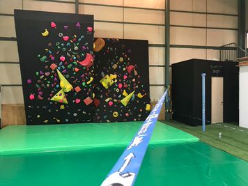 ボルダリングとスラックライン - 運動や遊ぶ施設、トランポリン、スラックライン「ガンバデ」 多目的スペース、運動/スポーツの室内の写真