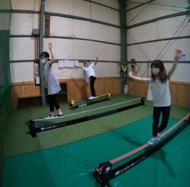 運動や遊ぶ施設、トランポリン、スラックライン「ガンバデ」 多目的スペース、運動/スポーツの室内の写真