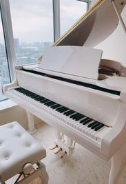 白いグランドピアノを弾きながら東京の景色を一望できるピアノレンタルルーム - Piano Salon APOLLO