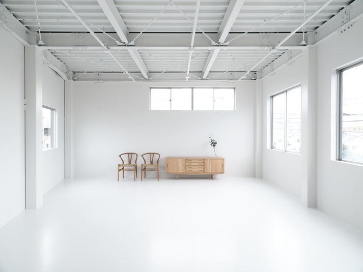 白い空間とこだわりの家具で余白のある写真が撮影できます。 - ten five studio 物撮り・配信用フォトスタジオの室内の写真