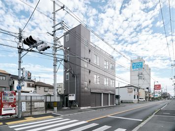 茶色の外観が目印です - ten five studio 物撮り・配信用フォトスタジオの外観の写真