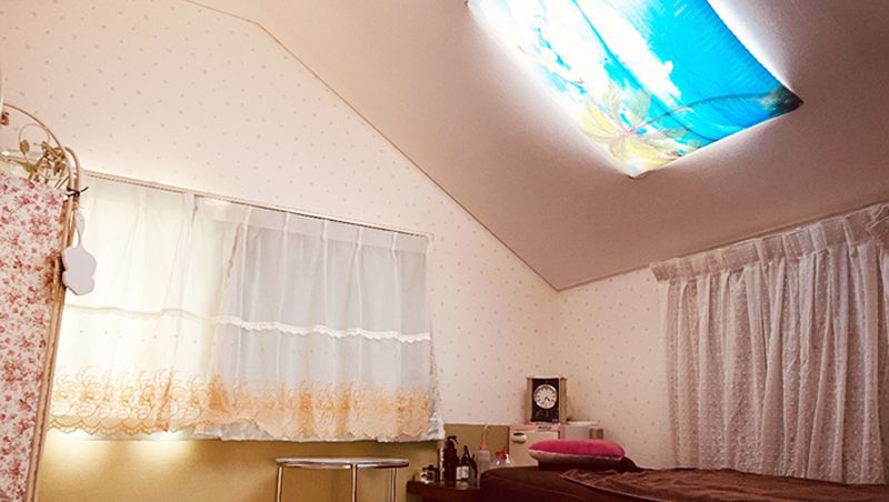 天窓やロフト天井などで開放感のある室内 - 国立レンタルスペース「Dream come true」の室内の写真