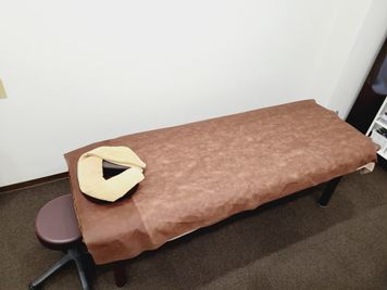 【施術ベッド】もう一つのベッドは普通の高さ固定のベッドです - レンタルサロン：グリーンデイズ ８階Ｂの部屋の設備の写真