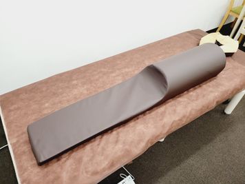 【抱き枕】抱き枕一つあります｜縦130cm　横25cm　高さ25cm - レンタルサロン：グリーンデイズ ８階Ｂの部屋の設備の写真