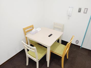 【部屋全体】テーブル70cm×70cmとイス４脚 - レンタルサロン：グリーンデイズ ８階Ｂの部屋の室内の写真