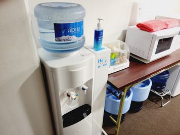 【水素水ウォーターサーバー】アルピナウォーターの水素水ウォーターサーバーです - レンタルサロン：グリーンデイズ ８階Ｂの部屋の設備の写真