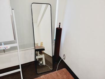 【姿見鏡】横幅40cm縦150cm　自立式 - レンタルサロン：グリーンデイズ ８階Ｂの部屋の設備の写真