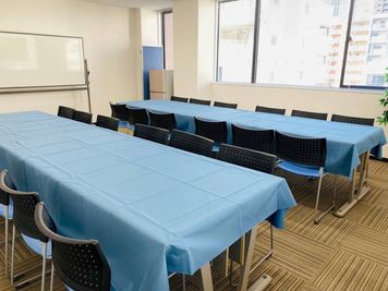 【伏見駅徒歩5分】冷蔵庫無料貸出中！大きな窓があり換気◎ランチ会、ワークショップにおすすめ☆ - オフィスパーク伏見サカエ22会議室