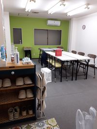 会議やセミナー、女子会などにも使用されてます - 豊里フリールーム Ｂ教室の室内の写真