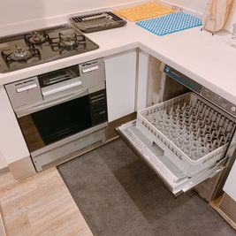 3口コンロ、ビルトインガスオーブン、便利な食器洗浄機 - 【レンタルキッチンスペース】サクラホテル神保町アネックス 【駅近！設備充実の本格的なキッチン】サクラホテル神保町アネックスの設備の写真