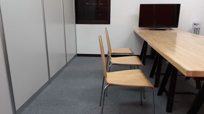 テーブルとパーテションの距離は約140cm
レイアウト変更できます - 猫がいる会議室バンブーグローブ ライブ配信スペースの室内の写真