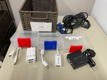 【備品ラックの中に各種HDMI変換機や延長コードをご用意していますので、ご利用ください】 - 【閉店】TIME SHARING 水道橋  【閉店】3Aの室内の写真