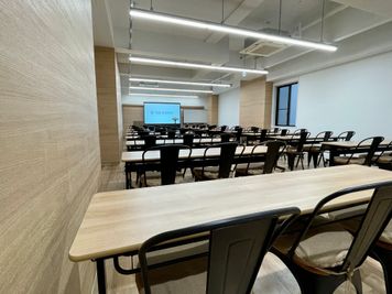 【スクリーンは100インチあるので一番後ろの席でも見えます】 - 【閉店】TIME SHARING 水道橋  【閉店】3Aの室内の写真
