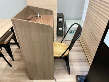 【司会台の横に備品ラックを設置しています】 - 【閉店】TIME SHARING 水道橋  【閉店】3Aの室内の写真