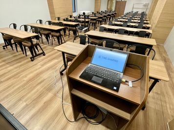【司会台に伸びているHDMIケーブルとPCを繋ぐだけで、簡単にプロジェクターから投影できます】 - 【閉店】TIME SHARING 水道橋  【閉店】3Aの室内の写真