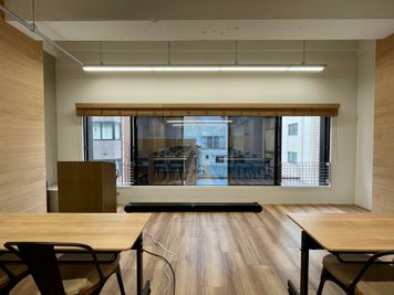 【会議室前方の窓は開閉できるので、換気可能です】 - 【閉店】TIME SHARING 水道橋  【閉店】3Aの室内の写真