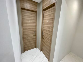 【会議室から出てすぐの男女別トイレも貸切でご利用いただけます】 - 【閉店】TIME SHARING 水道橋  【閉店】3Aの室内の写真