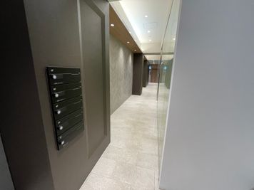 【正面入口から入り、廊下を突き当りまで進むとエレベーターがございます】 - 【閉店】TIME SHARING 水道橋  【閉店】3Aの室内の写真