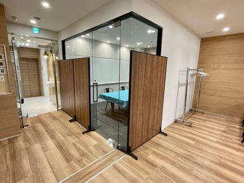 【会議室後方にはガラス張りの控室があります】 - 【閉店】TIME SHARING 水道橋  【閉店】3Aの室内の写真