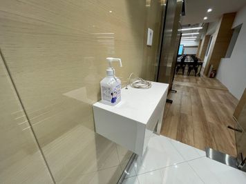 【入口扉の前に除菌スプレーを設置しています】 - 【閉店】TIME SHARING 水道橋  【閉店】3Aの室内の写真
